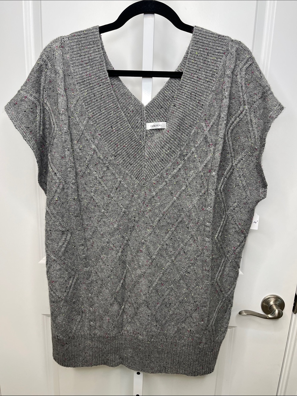 Dokotoo Gray Cable-Knit V-Neck Sweater Vest with Color Flecks OSFM